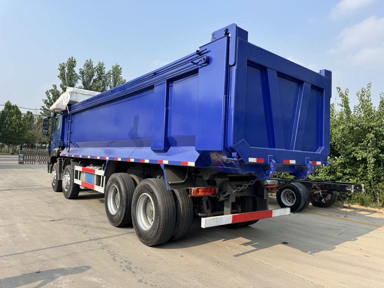 SINOTRUK HOWO Dump Truck 8x4 Click for Discount - Camion benne: photos 3 SINOTRUK HOWO Dump Truck 8x4 Click for Discount - Camion benne: photos 3
