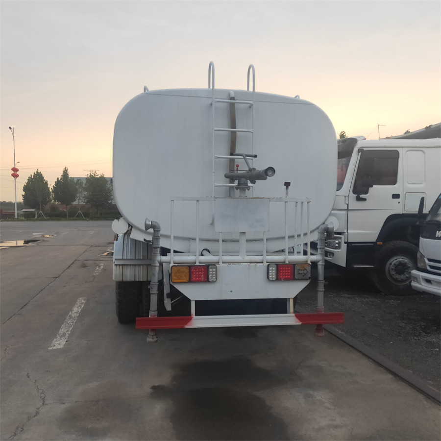 SINOTRUK HOWO375 - Camion citerne: photos 4 SINOTRUK HOWO375 - Camion citerne: photos 4