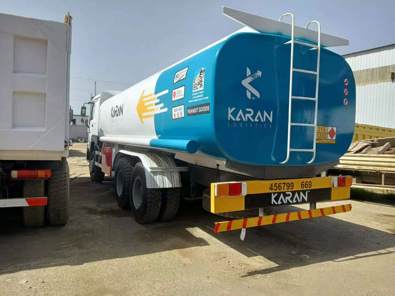 SINOTRUK Howo 371 Fuel Tanker Click Here For DISCOUNT - Camion citerne: photos 3 SINOTRUK Howo 371 Fuel Tanker Click Here For DISCOUNT - Camion citerne: photos 3