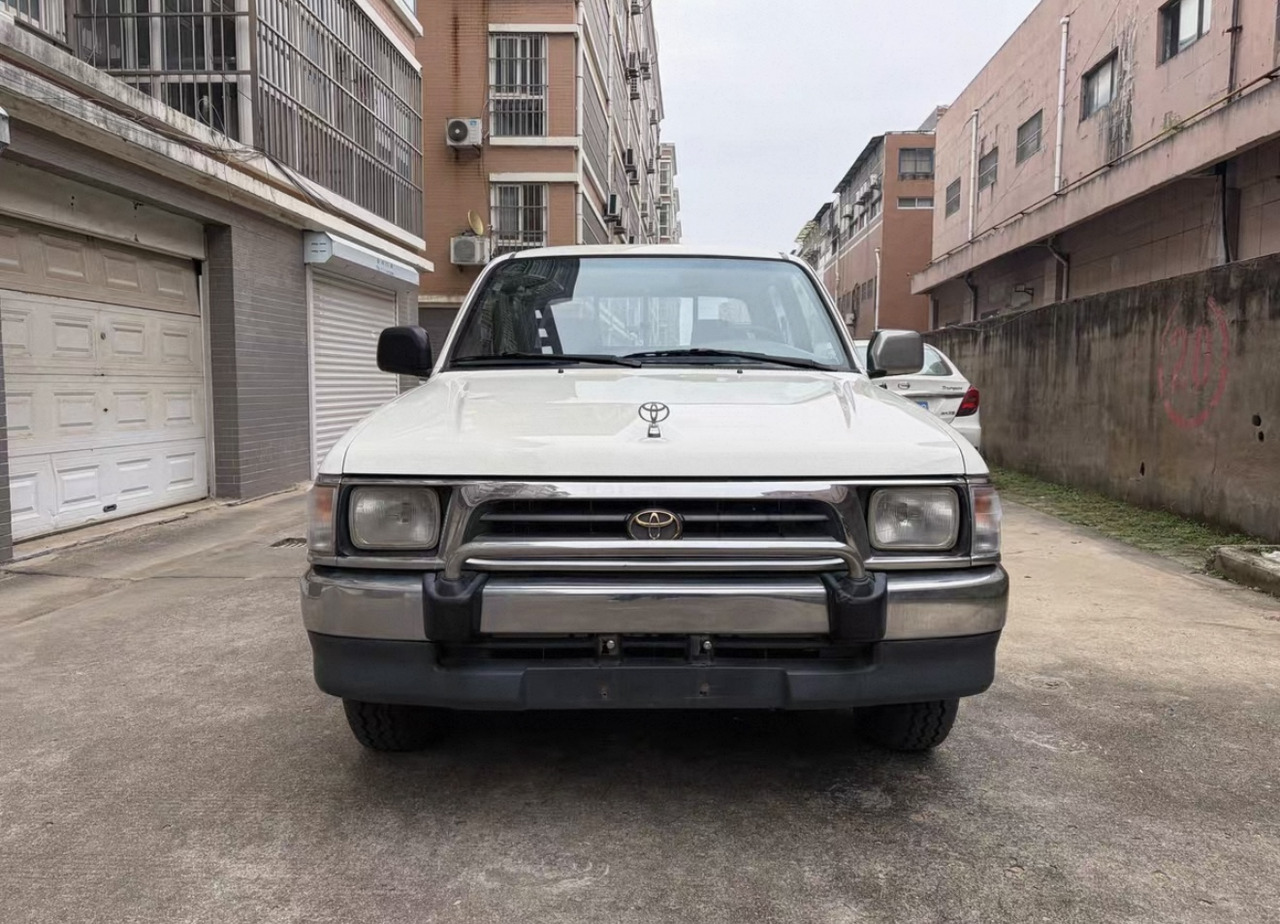 TOYOTA Toyota Hilux Truck Click for Discount - Camion benne: photos 2 TOYOTA Toyota Hilux Truck Click for Discount - Camion benne: photos 2