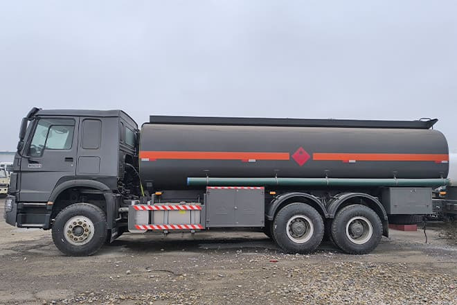 SINOTRUK Howo 6x4 380 Oil Truck for Sale in Mali - Camion citerne: photos 3 SINOTRUK Howo 6x4 380 Oil Truck for Sale in Mali - Camion citerne: photos 3