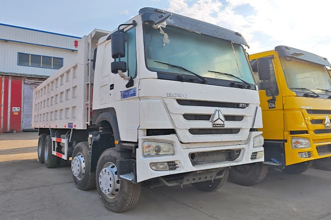 SINOTRUK Sino Howo 8x4 Dump Truck 371 for Sale in Sierra Leone - Camion benne: photos 1 SINOTRUK Sino Howo 8x4 Dump Truck 371 for Sale in Sierra Leone - Camion benne: photos 1
