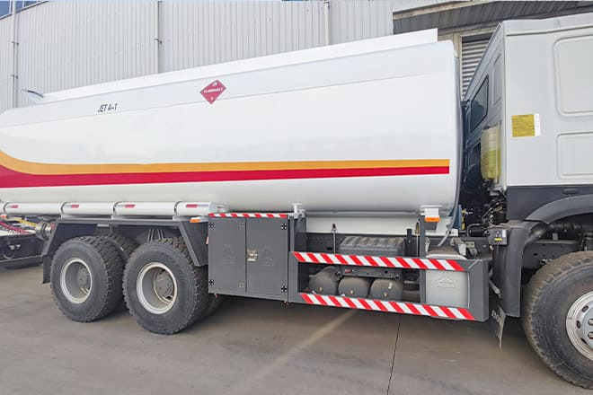 SINOTRUK Sinotruk Howo Fuel Tanker Truck Price for Sale in Ghana - Camion citerne: photos 2 SINOTRUK Sinotruk Howo Fuel Tanker Truck Price for Sale in Ghana - Camion citerne: photos 2