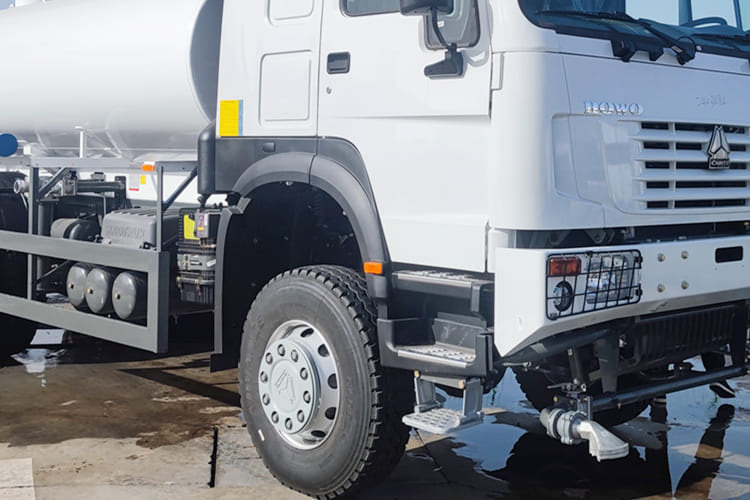 SINOTRUK Sinotruk Water Tanker Truck for Sale in Jamaica - Camion citerne: photos 4 SINOTRUK Sinotruk Water Tanker Truck for Sale in Jamaica - Camion citerne: photos 4