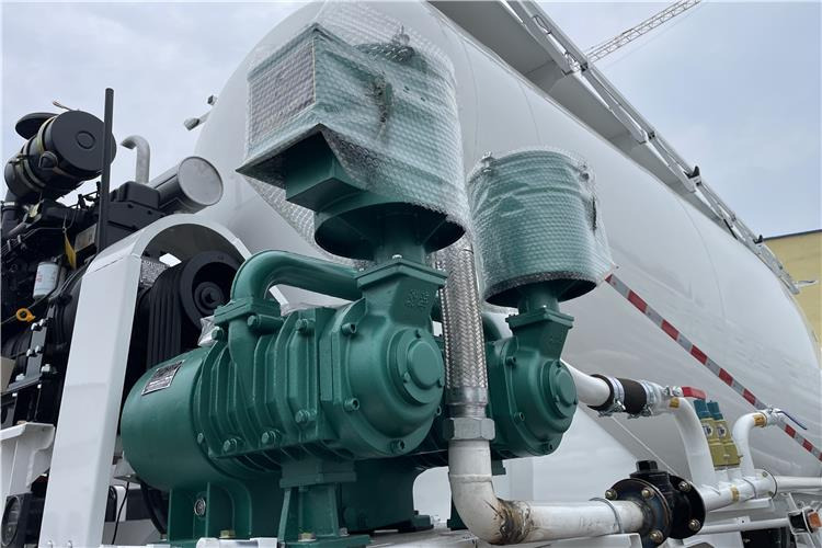TITAN 3 Axle 30CBM Cement Tanker Trailer with Air Suspension In Saudi Arabia - Semi-remorque citerne: photos 3 TITAN 3 Axle 30CBM Cement Tanker Trailer with Air Suspension In Saudi Arabia - Semi-remorque citerne: photos 3