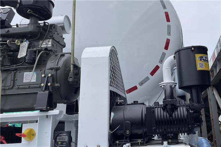 TITAN 4 Axle Bulker Cement Tanker Trailer for Sale In Zambia - Semi-remorque citerne: photos 3 TITAN 4 Axle Bulker Cement Tanker Trailer for Sale In Zambia - Semi-remorque citerne: photos 3