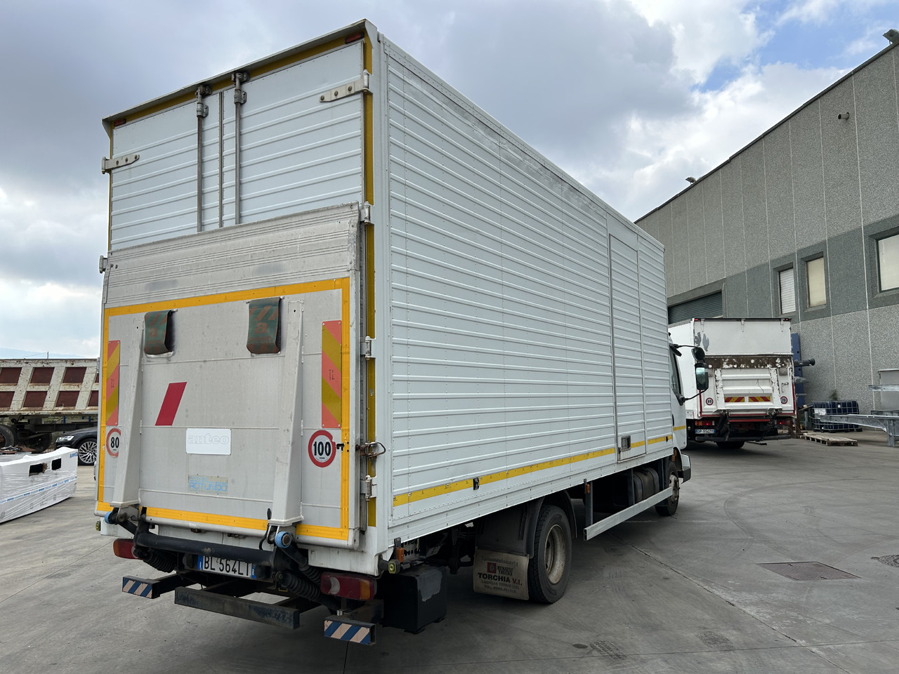 RENAULT Midlum 180 con furgonatarura e sponda - Camion fourgon: photos 3 RENAULT Midlum 180 con furgonatarura e sponda - Camion fourgon: photos 3