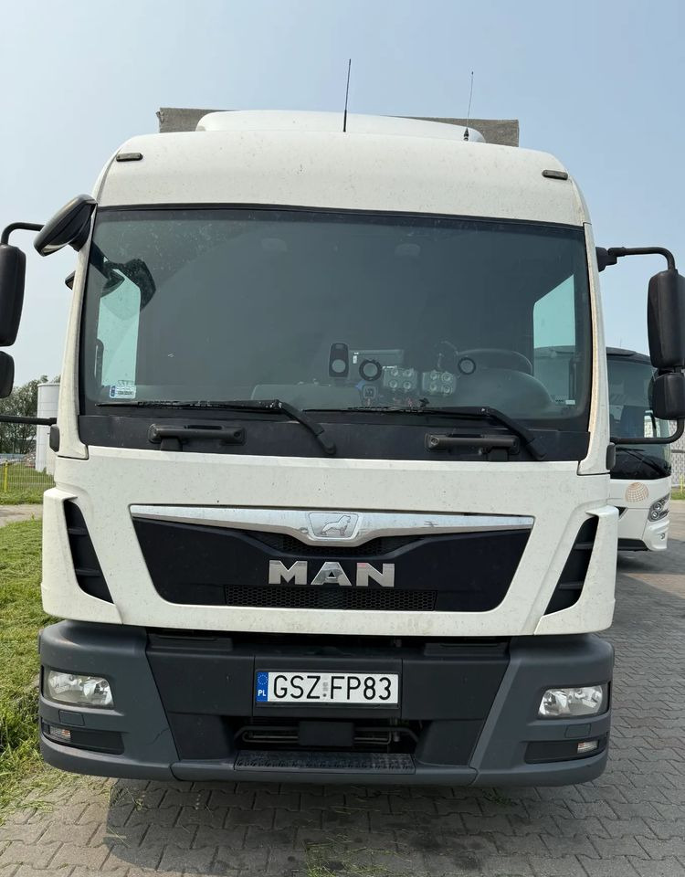 MAN - Camion à rideaux coulissants: photos 1 MAN - Camion à rideaux coulissants: photos 1