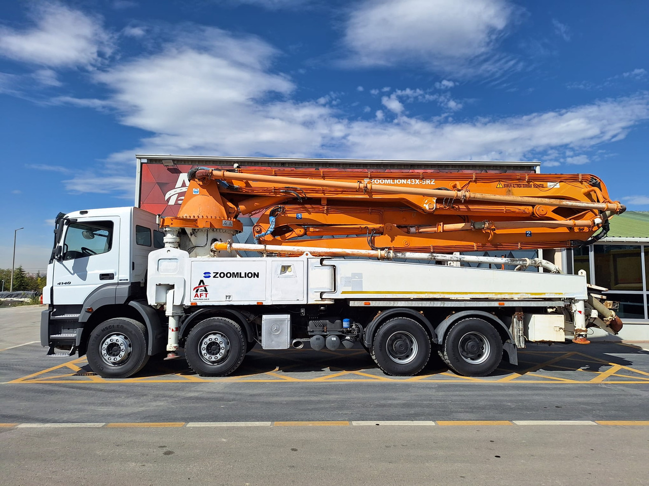 MERCEDES-BENZ AXOR 4140 ZOOMLION 43X-5RZ - Camion pompe: photos 5 MERCEDES-BENZ AXOR 4140 ZOOMLION 43X-5RZ - Camion pompe: photos 5