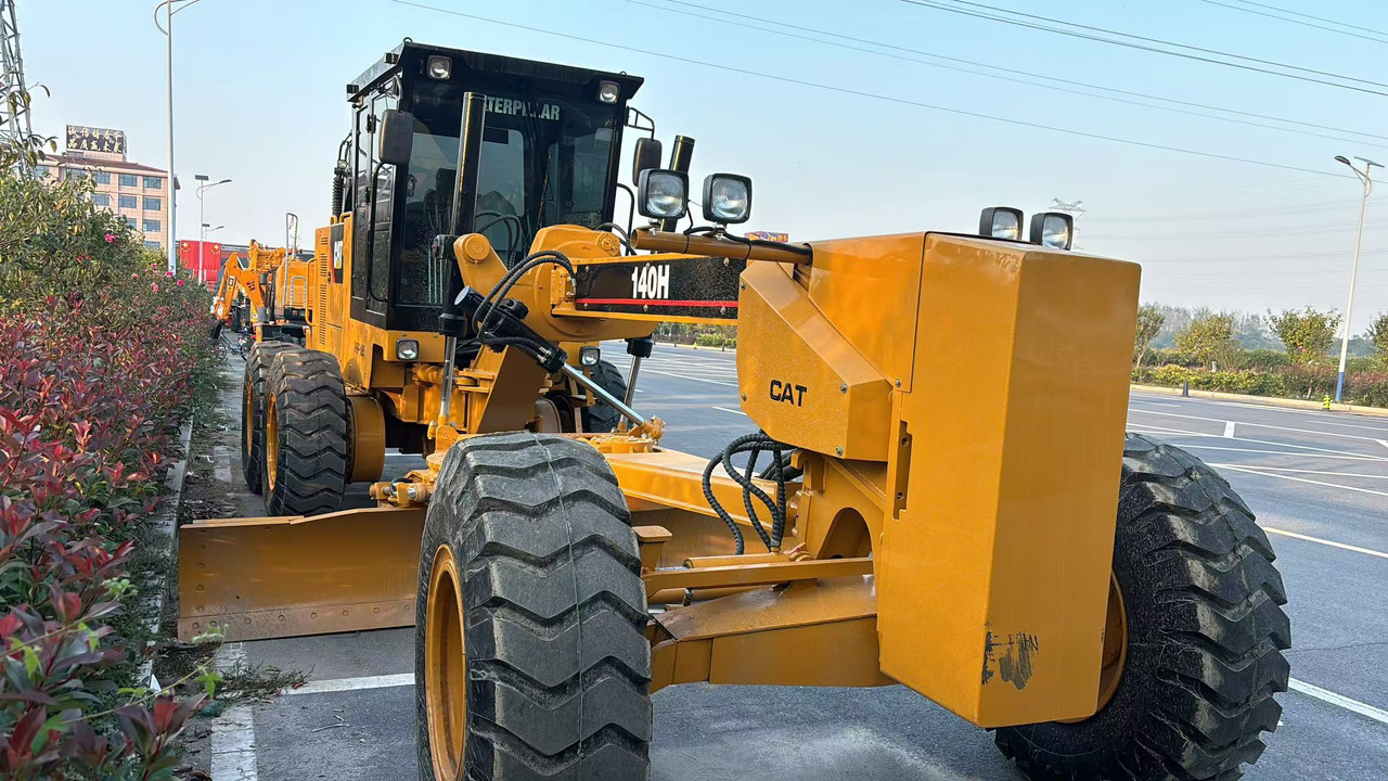 CATERPILLAR 140H used motor grader source supplier - Niveleuse: photos 2 CATERPILLAR 140H used motor grader source supplier - Niveleuse: photos 2