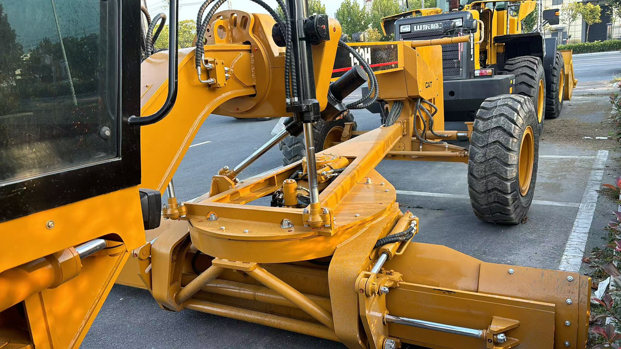 CATERPILLAR 140H used motor grader source supplier - Niveleuse: photos 5 CATERPILLAR 140H used motor grader source supplier - Niveleuse: photos 5