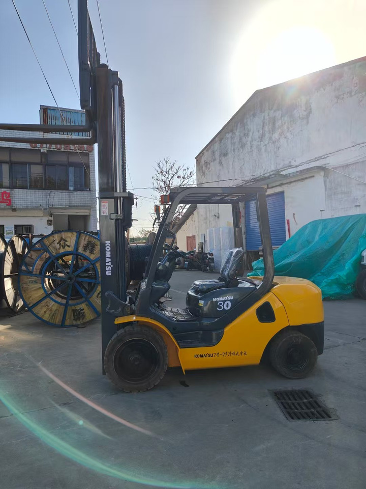 KOMATSU FD30T japan brand used 3 ton forklift Komatsu diesel forklift - Chariot élévateur diesel: photos 4 KOMATSU FD30T japan brand used 3 ton forklift Komatsu diesel forklift - Chariot élévateur diesel: photos 4