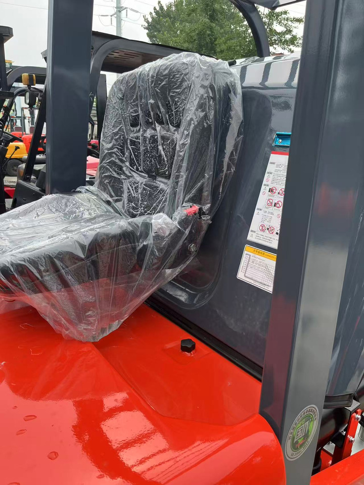 Heli brand new 2.5T diesel forklift(Clamp available) - Chariot élévateur diesel: photos 3 Heli brand new 2.5T diesel forklift(Clamp available) - Chariot élévateur diesel: photos 3
