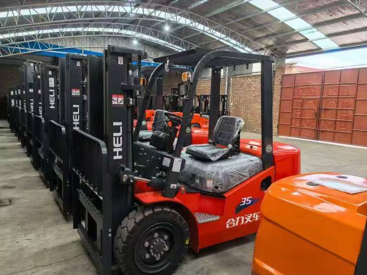 Heli brand new 3.5T diesel forklift(Clamp available) - Chariot élévateur diesel: photos 1 Heli brand new 3.5T diesel forklift(Clamp available) - Chariot élévateur diesel: photos 1