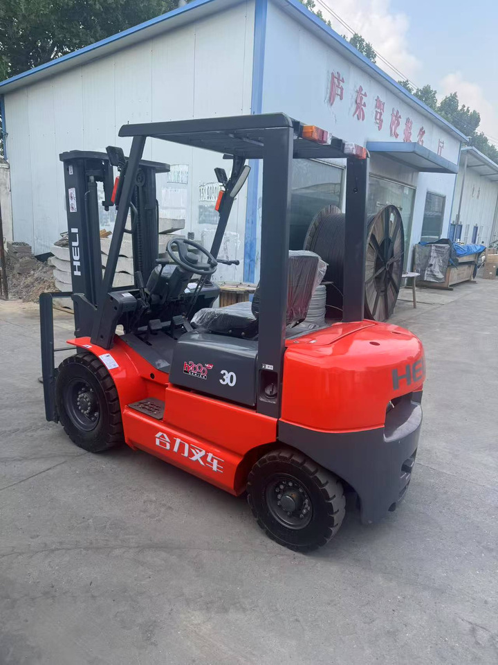 Heli stock new 2024 model 3T diesel forklift Customizable Mast & Clamp - Chariot élévateur diesel: photos 4 Heli stock new 2024 model 3T diesel forklift Customizable Mast & Clamp - Chariot élévateur diesel: photos 4