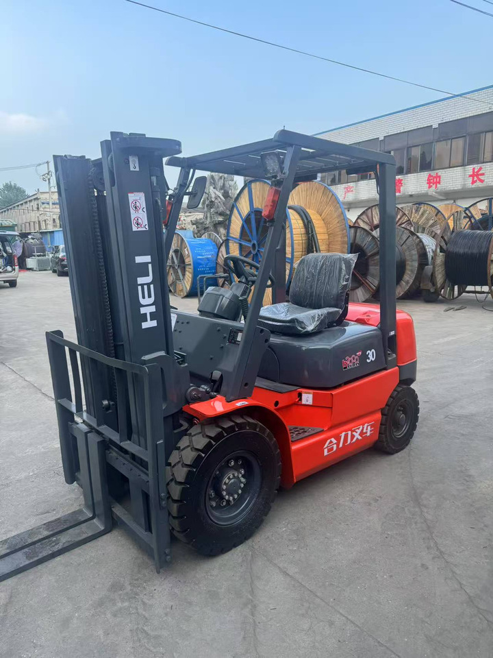 Heli stock new 2024 model 3T diesel forklift Customizable Mast & Clamp - Chariot élévateur diesel: photos 1 Heli stock new 2024 model 3T diesel forklift Customizable Mast & Clamp - Chariot élévateur diesel: photos 1