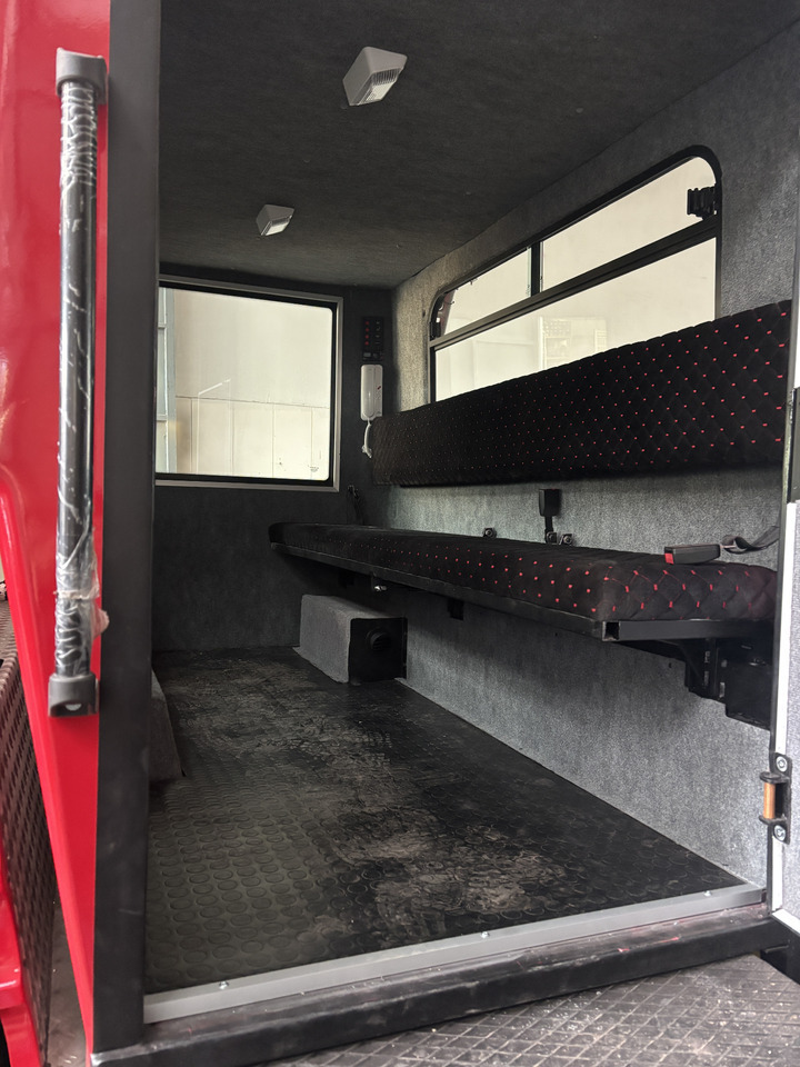 Pistenbully Pb100 with Cabin - Véhicule de voirie/ Spécial: photos 4 Pistenbully Pb100 with Cabin - Véhicule de voirie/ Spécial: photos 4