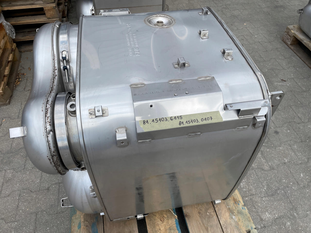 KATALIZATOR MAN TGX TGS EURO 6 DPF TŁUMIK WYDECH 81151036115 - Catalyseur pour Camion: photos 1 KATALIZATOR MAN TGX TGS EURO 6 DPF TŁUMIK WYDECH 81151036115 - Catalyseur pour Camion: photos 1