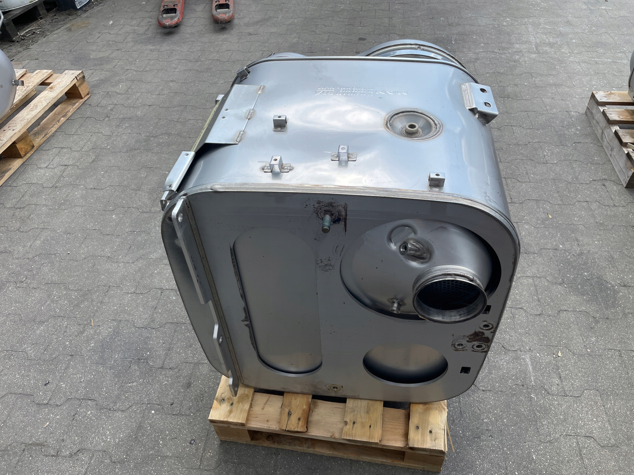 KATALIZATOR MAN TGX TGS EURO 6 DPF TŁUMIK WYDECH 81151036115 - Catalyseur pour Camion: photos 2 KATALIZATOR MAN TGX TGS EURO 6 DPF TŁUMIK WYDECH 81151036115 - Catalyseur pour Camion: photos 2