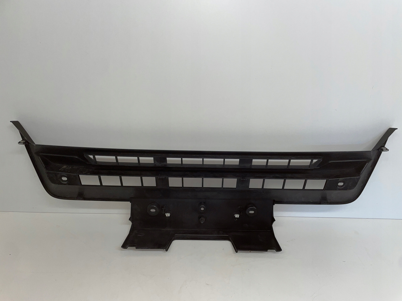 ŚRODKOWY GRILL CHROM ZDERZAKA MAN TGS TG3 TGS 3 ATRAPA 81416146086 - Marchepied: photos 4 ŚRODKOWY GRILL CHROM ZDERZAKA MAN TGS TG3 TGS 3 ATRAPA 81416146086 - Marchepied: photos 4