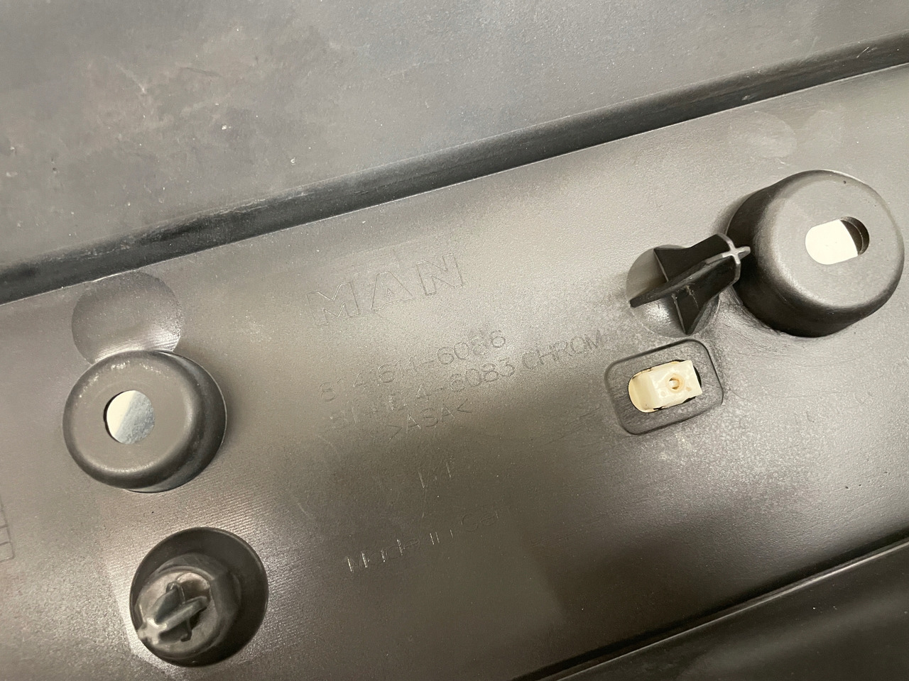 ŚRODKOWY GRILL CHROM ZDERZAKA MAN TGS TG3 TGS 3 ATRAPA 81416146086 - Marchepied: photos 5 ŚRODKOWY GRILL CHROM ZDERZAKA MAN TGS TG3 TGS 3 ATRAPA 81416146086 - Marchepied: photos 5