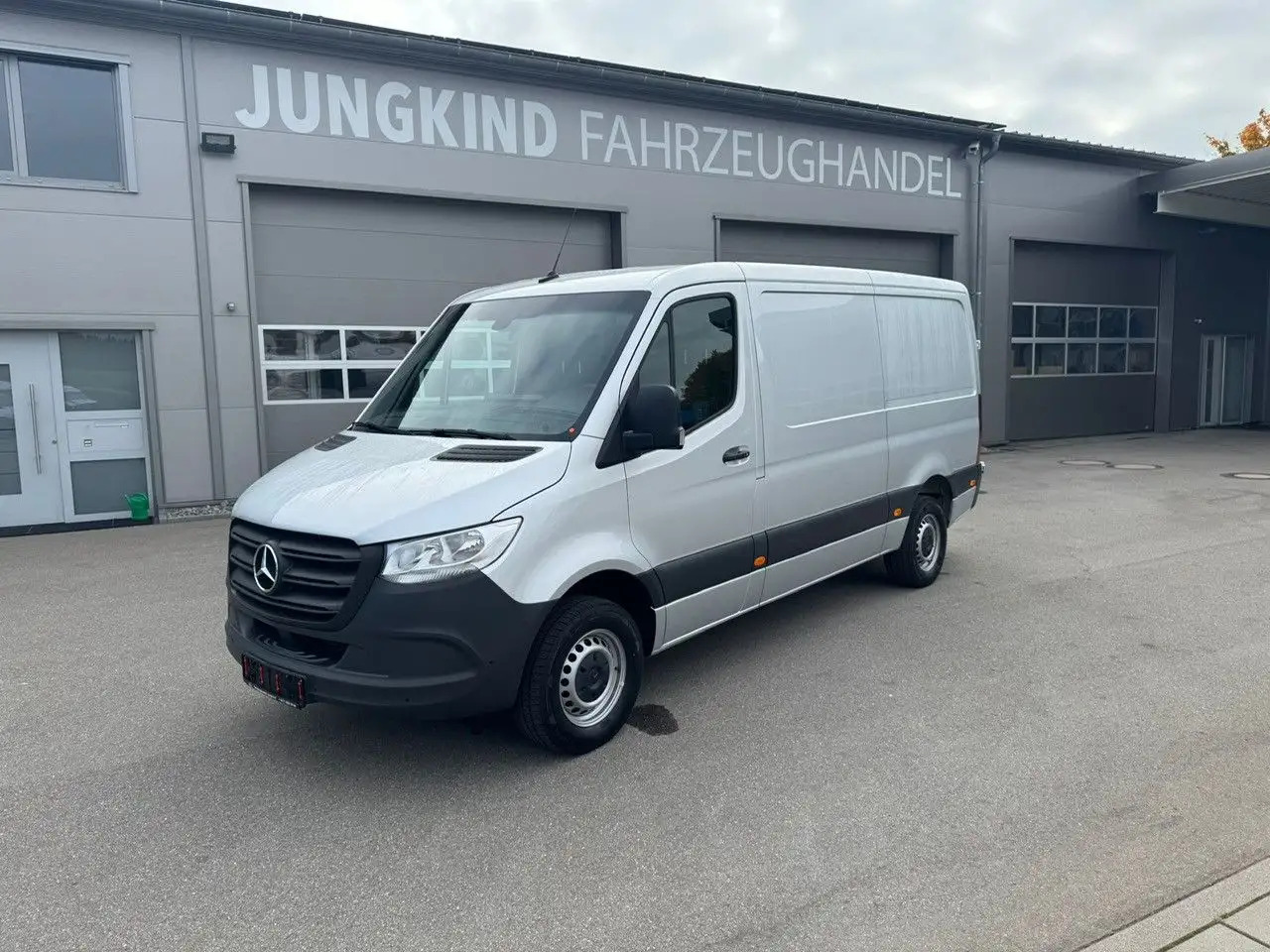 Mercedes-Benz Sprinter 317 CDI Flach Lang Silber Klima MBUX - Fourgon utilitaire: photos 1 Mercedes-Benz Sprinter 317 CDI Flach Lang Silber Klima MBUX - Fourgon utilitaire: photos 1
