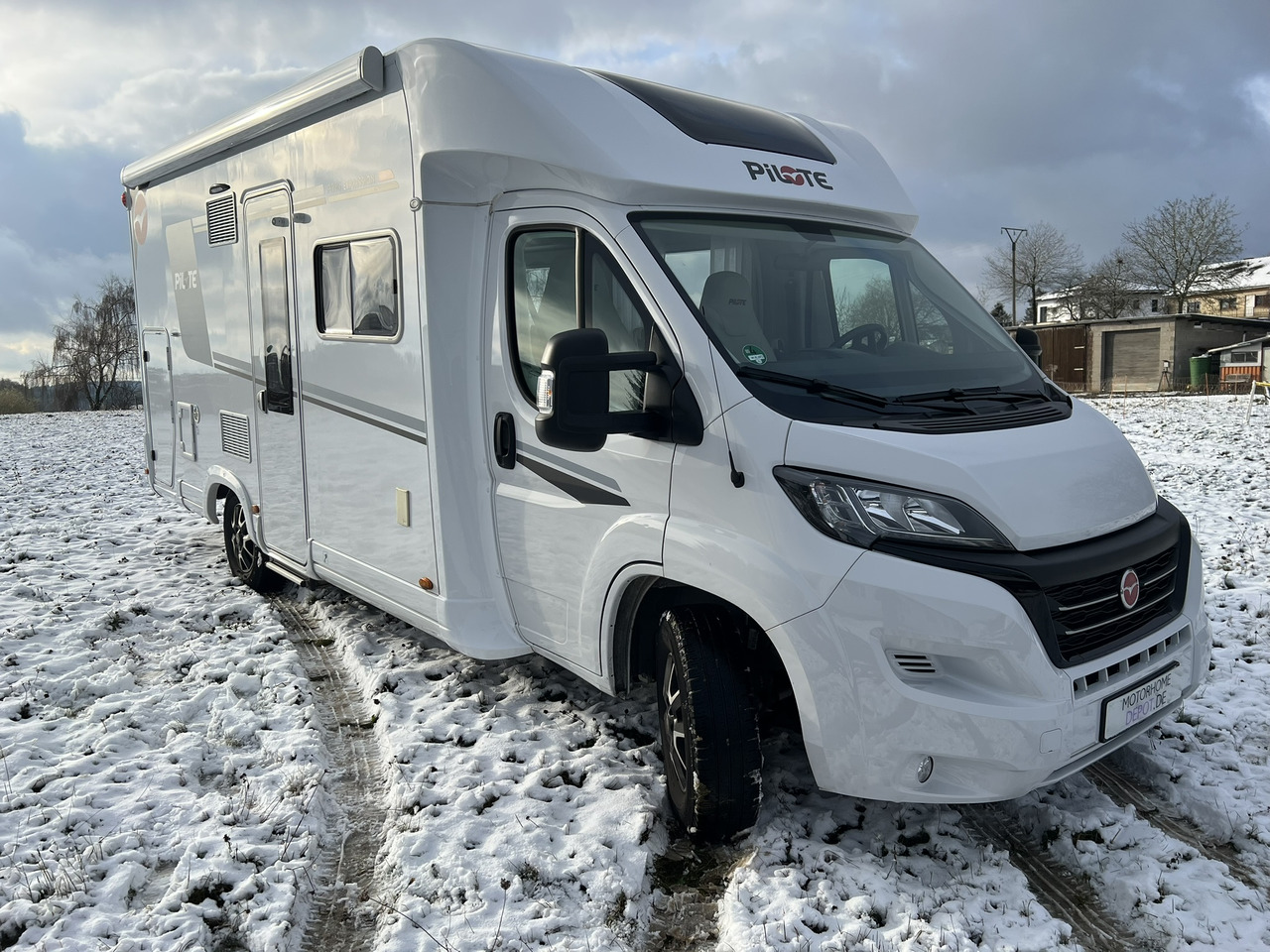 Pilote Pacific P696D Hubbett - Solar - Markise - Camping-car profilé: photos 1 Pilote Pacific P696D Hubbett - Solar - Markise - Camping-car profilé: photos 1