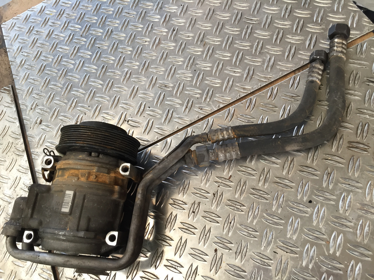 Gebrauchter Klimakompressor MB Axor 1824, Motor Typ : OM 906 LA, Artikel - Nr. : A 906 230 01 11 - Compresseur de climatisation pour Camion: photos 4 Gebrauchter Klimakompressor MB Axor 1824, Motor Typ : OM 906 LA, Artikel - Nr. : A 906 230 01 11 - Compresseur de climatisation pour Camion: photos 4