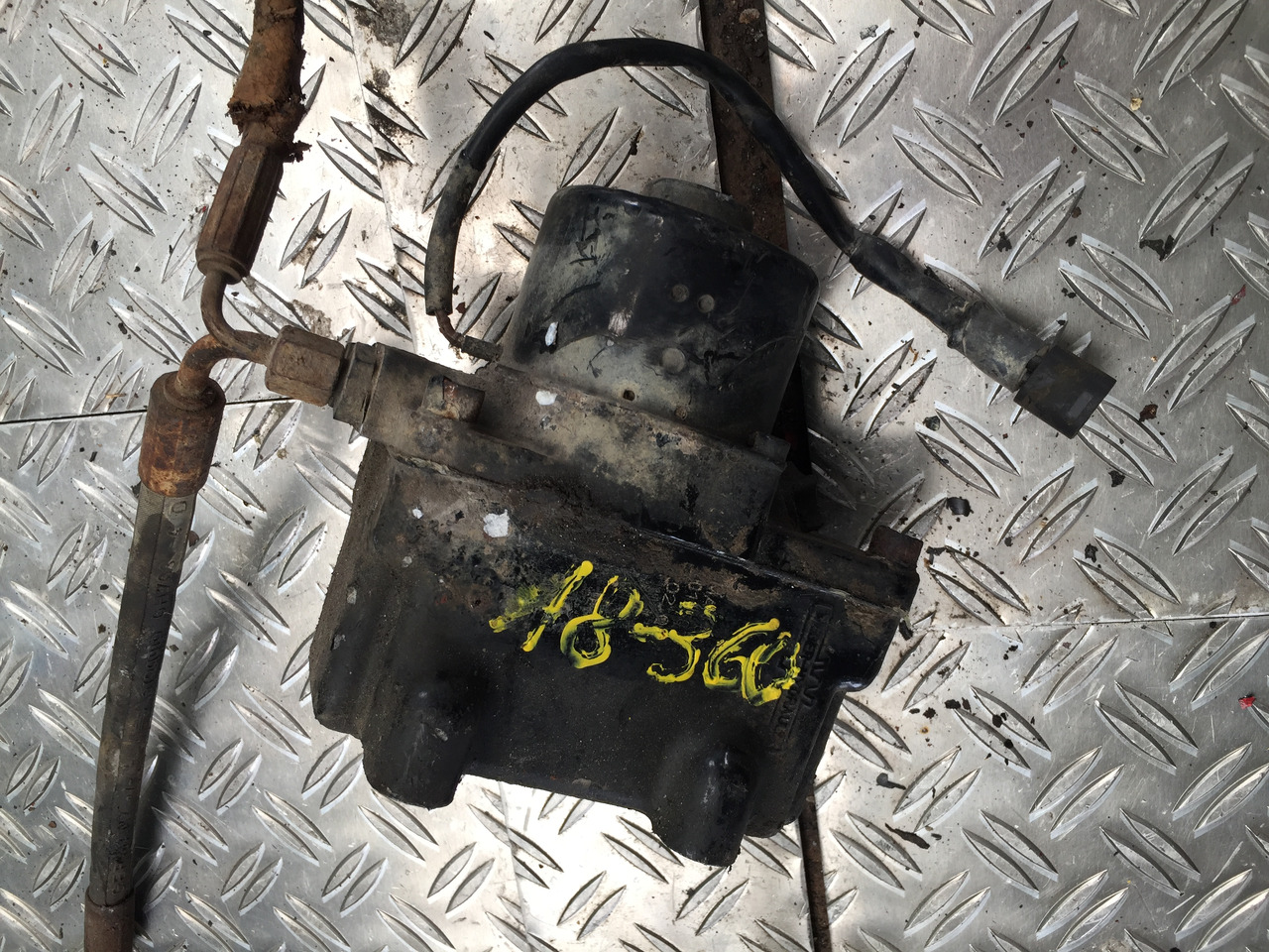 Gebrauchtes Elektr. - Hydr. Fahrerhaus Kippventil, MAN 18.360, Artikel - Nr. : 81.9999 - 9999 - Valve hydraulique pour Camion: photos 1 Gebrauchtes Elektr. - Hydr. Fahrerhaus Kippventil, MAN 18.360, Artikel - Nr. : 81.9999 - 9999 - Valve hydraulique pour Camion: photos 1