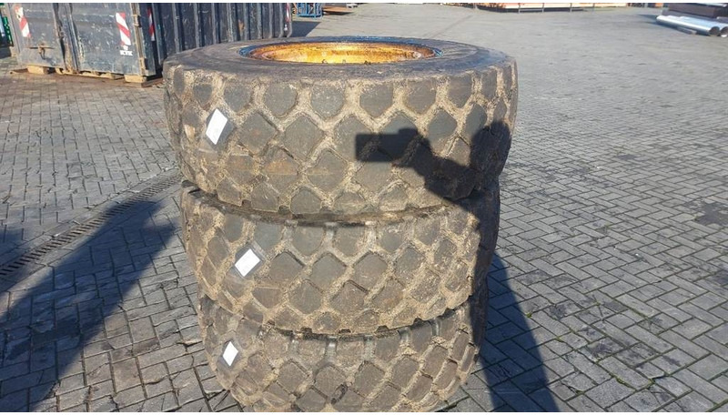 Case 521F-MTP 17.5R25-Tire/Reifen/Band - Pneus et jantes pour Engins de chantier: photos 2 Case 521F-MTP 17.5R25-Tire/Reifen/Band - Pneus et jantes pour Engins de chantier: photos 2