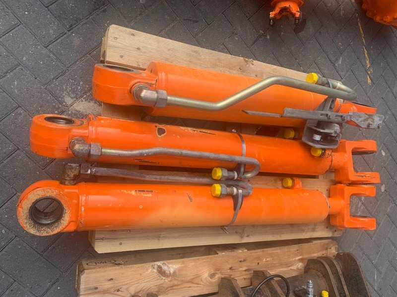 FIAT-HITACHI W 170 - Lifting cylinder/Hubzylinder/Hefcilinder - Hydraulique: photos 2 FIAT-HITACHI W 170 - Lifting cylinder/Hubzylinder/Hefcilinder - Hydraulique: photos 2