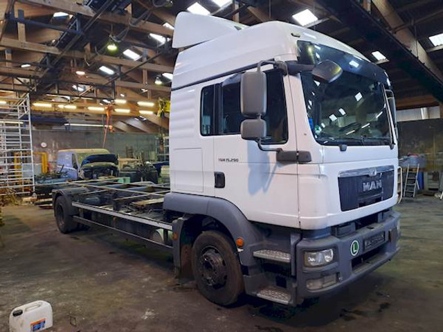 MAN TGM 15.290 4X2 LL - Camion porte-conteneur/ Caisse mobile: photos 4 MAN TGM 15.290 4X2 LL - Camion porte-conteneur/ Caisse mobile: photos 4