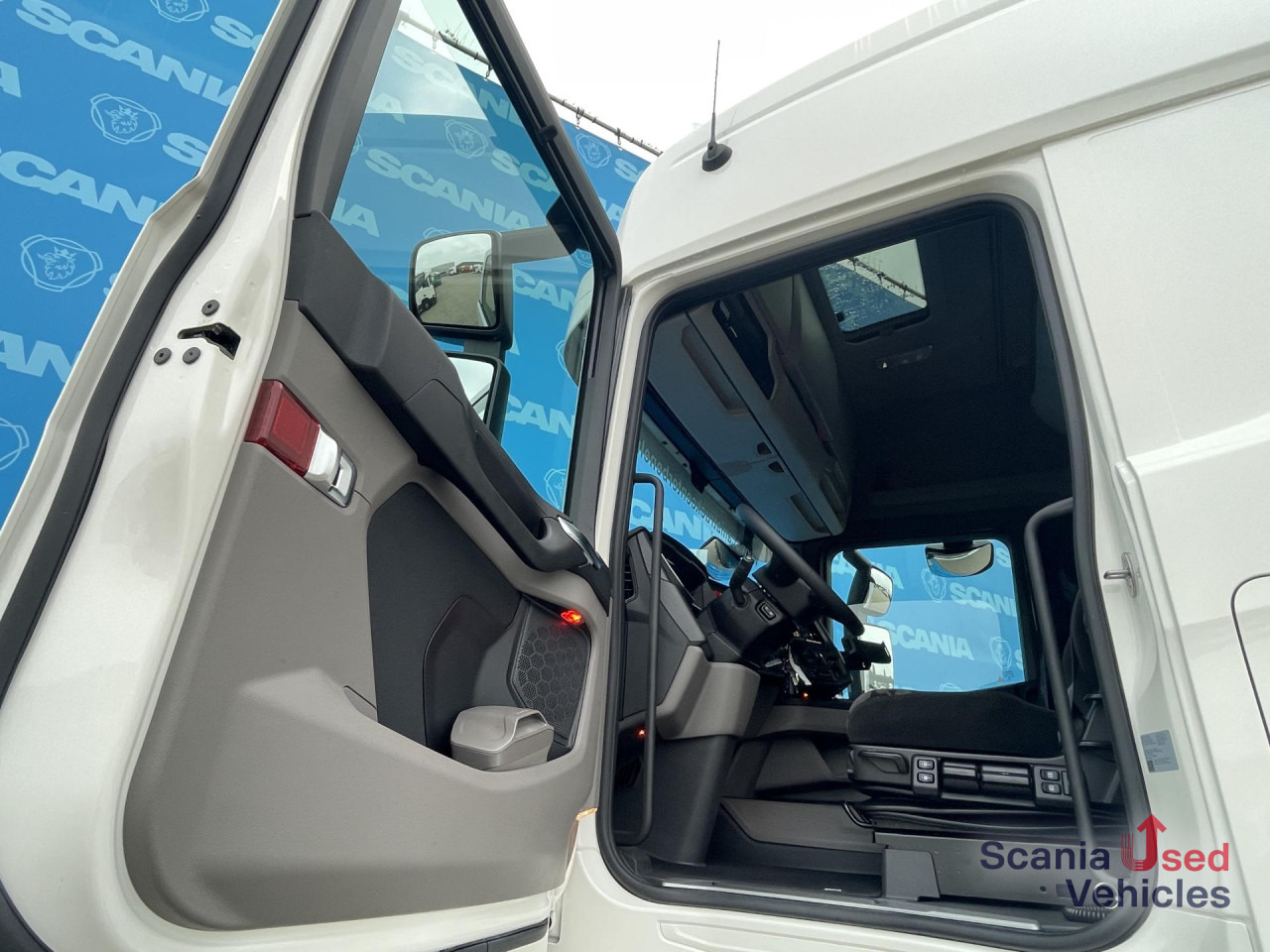 SCANIA R 420 A4x2NA DIFF-LOCK CRB LED VECTO 3 ACC - Tracteur routier: photos 3 SCANIA R 420 A4x2NA DIFF-LOCK CRB LED VECTO 3 ACC - Tracteur routier: photos 3