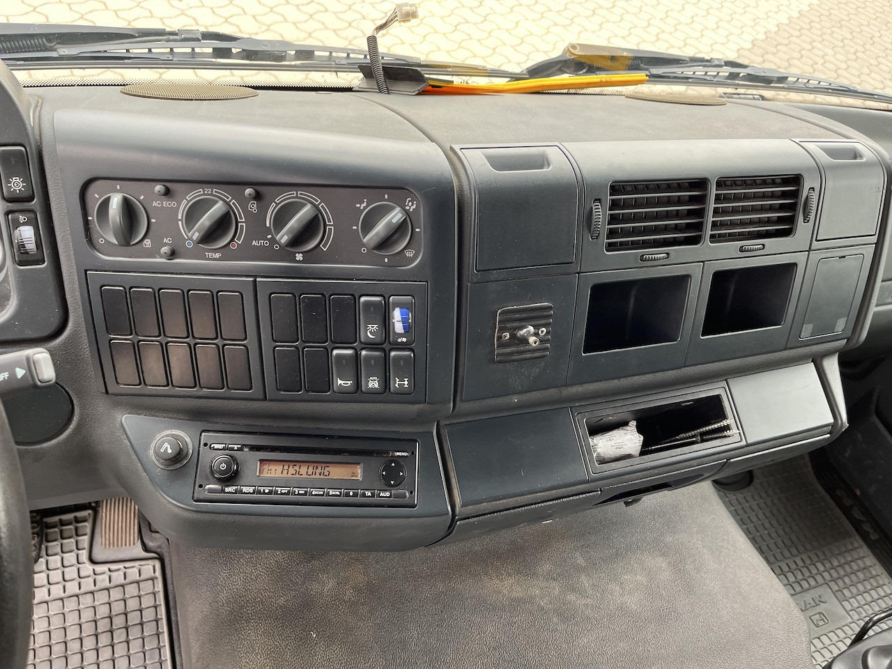 MAN TGL 8.220 4x2 Pritsche AHK - Utilitaire plateau: photos 2 MAN TGL 8.220 4x2 Pritsche AHK - Utilitaire plateau: photos 2