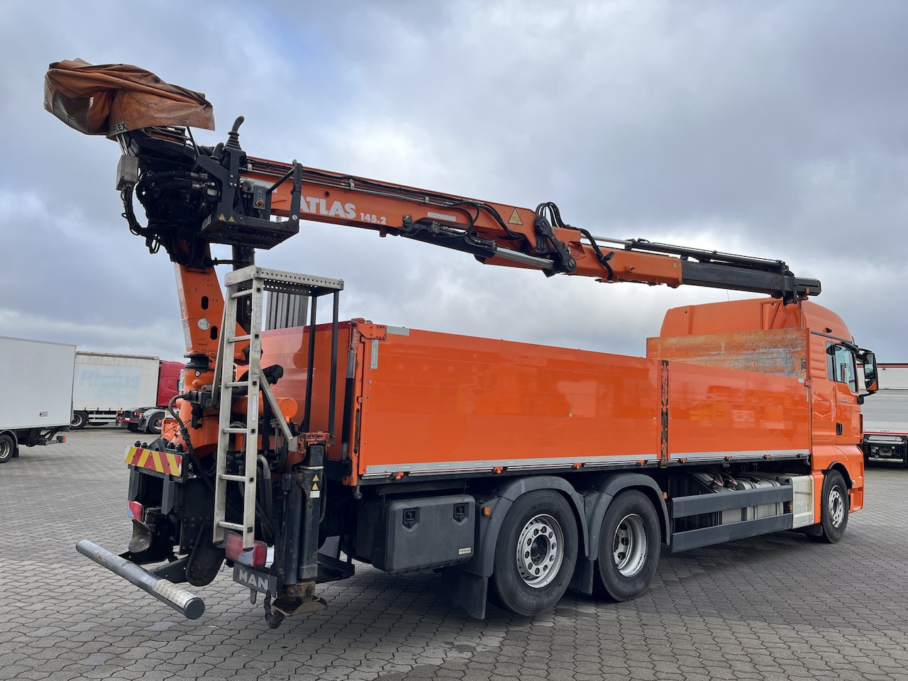 Camion grue, Camion plateau MAN TGX 26.480 6x2  Atlas 145.2 Baustoff: photos 11