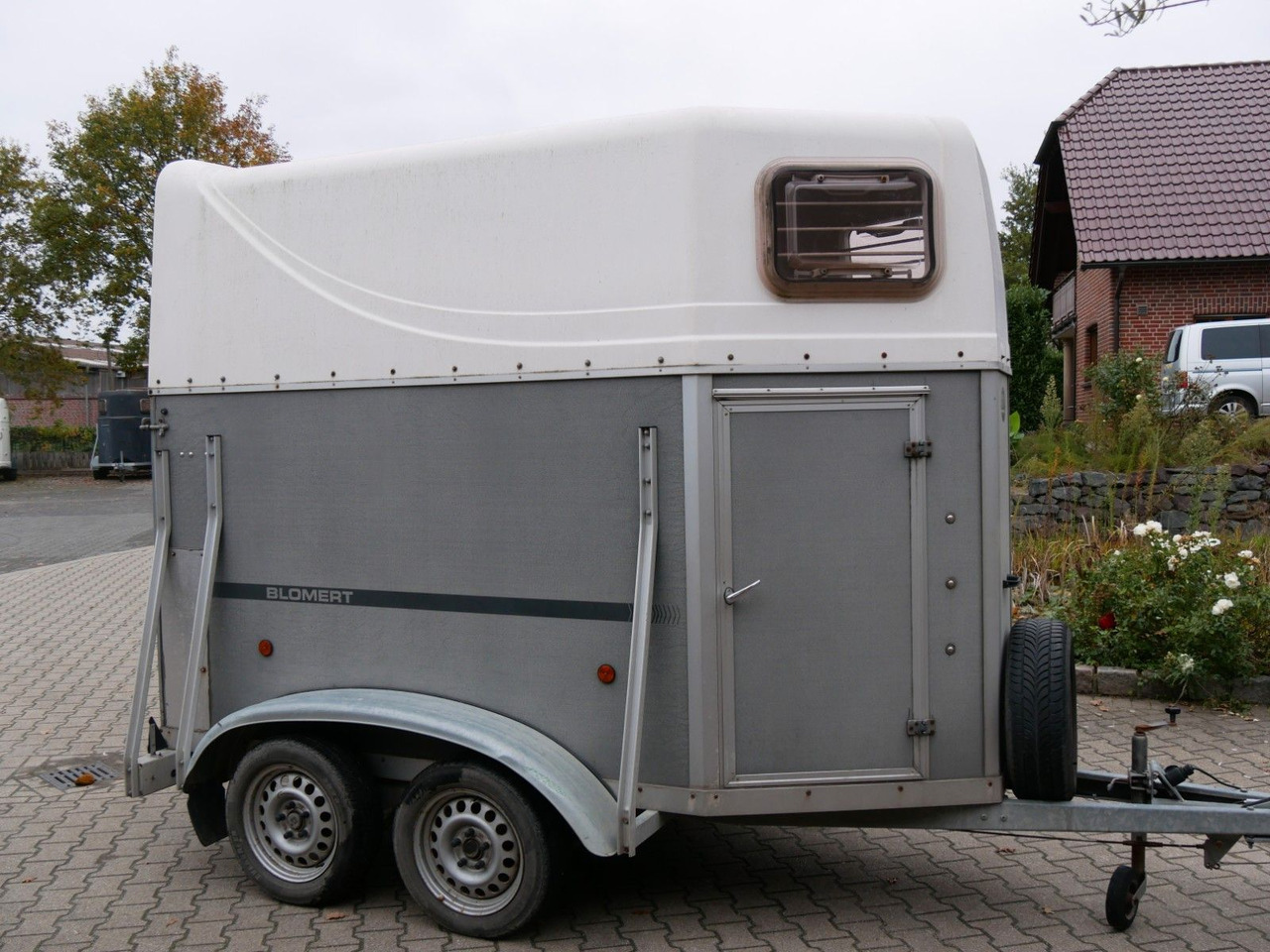 Blomert 1,5 Pferde mit Sattelkammer - Remorque bétaillère: photos 1 Blomert 1,5 Pferde mit Sattelkammer - Remorque bétaillère: photos 1