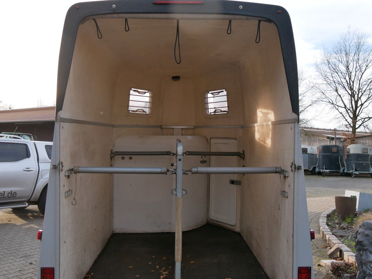 Humbaur Atis 2 Pferde Sattelkammer - Remorque bétaillère: photos 3 Humbaur Atis 2 Pferde Sattelkammer - Remorque bétaillère: photos 3