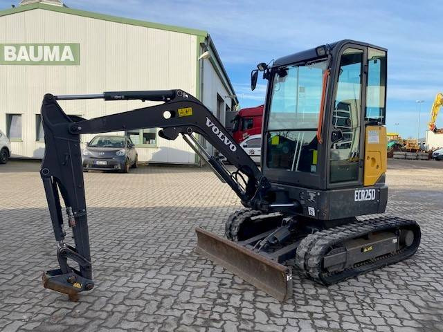 Volvo ECR 25 D MIETE / RENTAL (12001505) - Mini pelle: photos 1 Volvo ECR 25 D MIETE / RENTAL (12001505) - Mini pelle: photos 1
