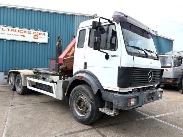 Mercedes-Benz SK 2527 6x2 HOOK-ARM SYSTEM WITH HMF CRANE (V6 ENGINE / ZF MANUAL GEARBOX / REDUCTION AXLE / STEEL SUSPENSION / P.T.O.) - Camion ampliroll, Camion grue: photos 2 Mercedes-Benz SK 2527 6x2 HOOK-ARM SYSTEM WITH HMF CRANE (V6 ENGINE / ZF MANUAL GEARBOX / REDUCTION AXLE / STEEL SUSPENSION / P.T.O.) - Camion ampliroll, Camion grue: photos 2
