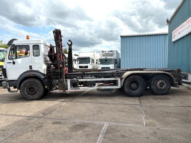 Mercedes-Benz SK 2527 6x2 HOOK-ARM SYSTEM WITH HMF CRANE (V6 ENGINE / ZF MANUAL GEARBOX / REDUCTION AXLE / STEEL SUSPENSION / P.T.O.) - Camion ampliroll, Camion grue: photos 5 Mercedes-Benz SK 2527 6x2 HOOK-ARM SYSTEM WITH HMF CRANE (V6 ENGINE / ZF MANUAL GEARBOX / REDUCTION AXLE / STEEL SUSPENSION / P.T.O.) - Camion ampliroll, Camion grue: photos 5