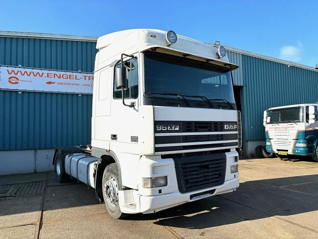 DAF 95.380 XF SPACECAB (EURO 2 / ZF16 MANUAL GEARBOX / D.E.B. ENGINE BRAKE / AIRCONDITIONING) - Tracteur routier: photos 2 DAF 95.380 XF SPACECAB (EURO 2 / ZF16 MANUAL GEARBOX / D.E.B. ENGINE BRAKE / AIRCONDITIONING) - Tracteur routier: photos 2