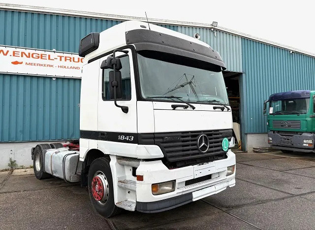 Mercedes-Benz Actros 1843 LS (MP1) (EPS WITH CLUTCH (3 PEDALS) / AIRCONDITIONING / SUNVISOR / ETC.) - Tracteur routier: photos 2 Mercedes-Benz Actros 1843 LS (MP1) (EPS WITH CLUTCH (3 PEDALS) / AIRCONDITIONING / SUNVISOR / ETC.) - Tracteur routier: photos 2