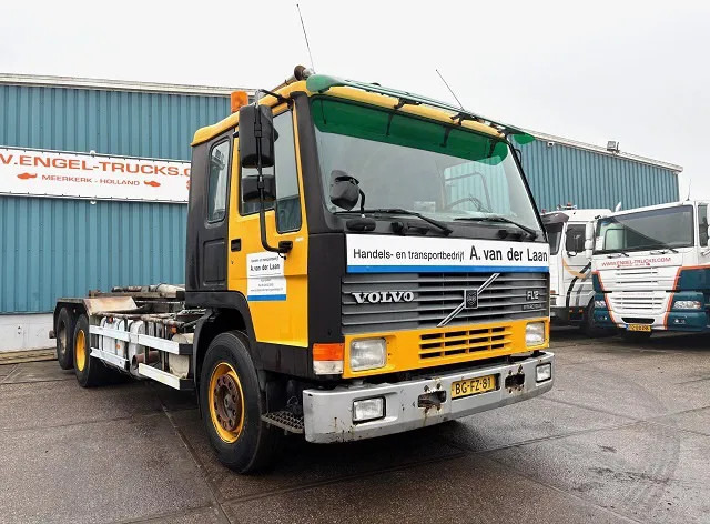 Volvo FL 12.380 6x2 A-RIDE (ORIGINAL DUTCH) HOOK-ARM CONTAINER SYSTEM (FULL STEEL SUSPENSION / REDUCTION AXLE / 10 TIRES / 8.000 KG. F - Camion ampliroll: photos 2 Volvo FL 12.380 6x2 A-RIDE (ORIGINAL DUTCH) HOOK-ARM CONTAINER SYSTEM (FULL STEEL SUSPENSION / REDUCTION AXLE / 10 TIRES / 8.000 KG. F - Camion ampliroll: photos 2