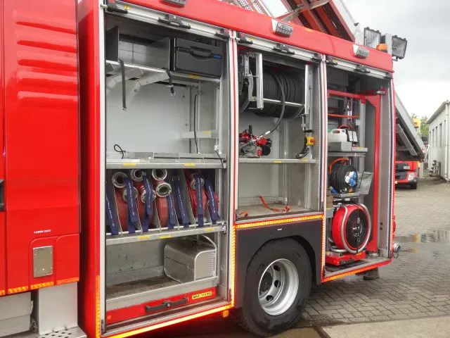 MAN TGM 15.250 FIRE TRUCK,2000 LITER TANK, FOAM TANK, AIRCO,WITH EQUIPMENT - Camion de pompier: photos 2 MAN TGM 15.250 FIRE TRUCK,2000 LITER TANK, FOAM TANK, AIRCO,WITH EQUIPMENT - Camion de pompier: photos 2