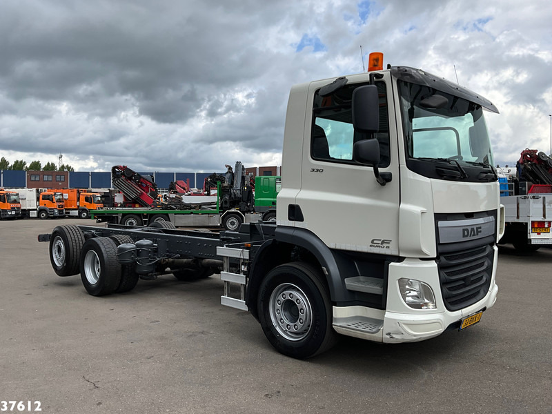 DAF FAN CF 330 Euro 6 Chassis cabine met kraanponton! Just 102.023 km! - Châssis cabine: photos 3 DAF FAN CF 330 Euro 6 Chassis cabine met kraanponton! Just 102.023 km! - Châssis cabine: photos 3