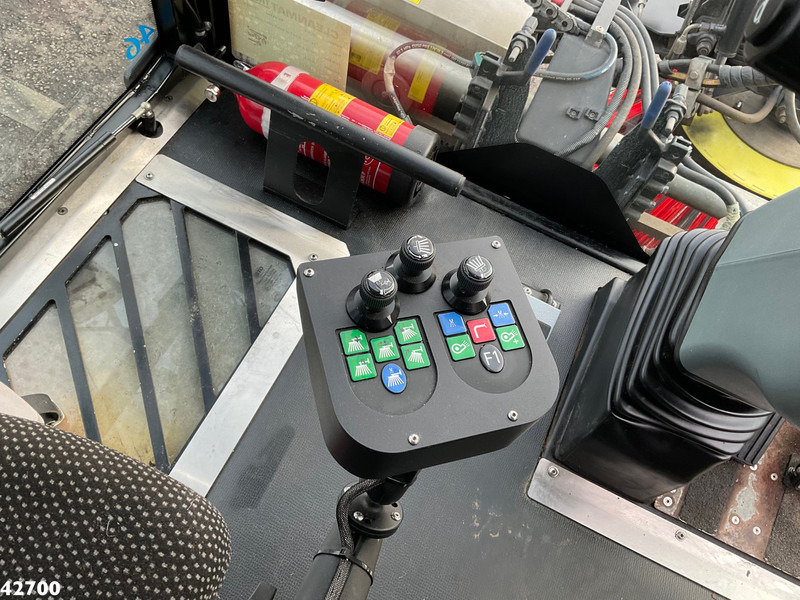 Balayeuse de voirie Mathieu MC 210 Azura Flex Euro 6 Stage 5 with 3-rd brush: photos 17