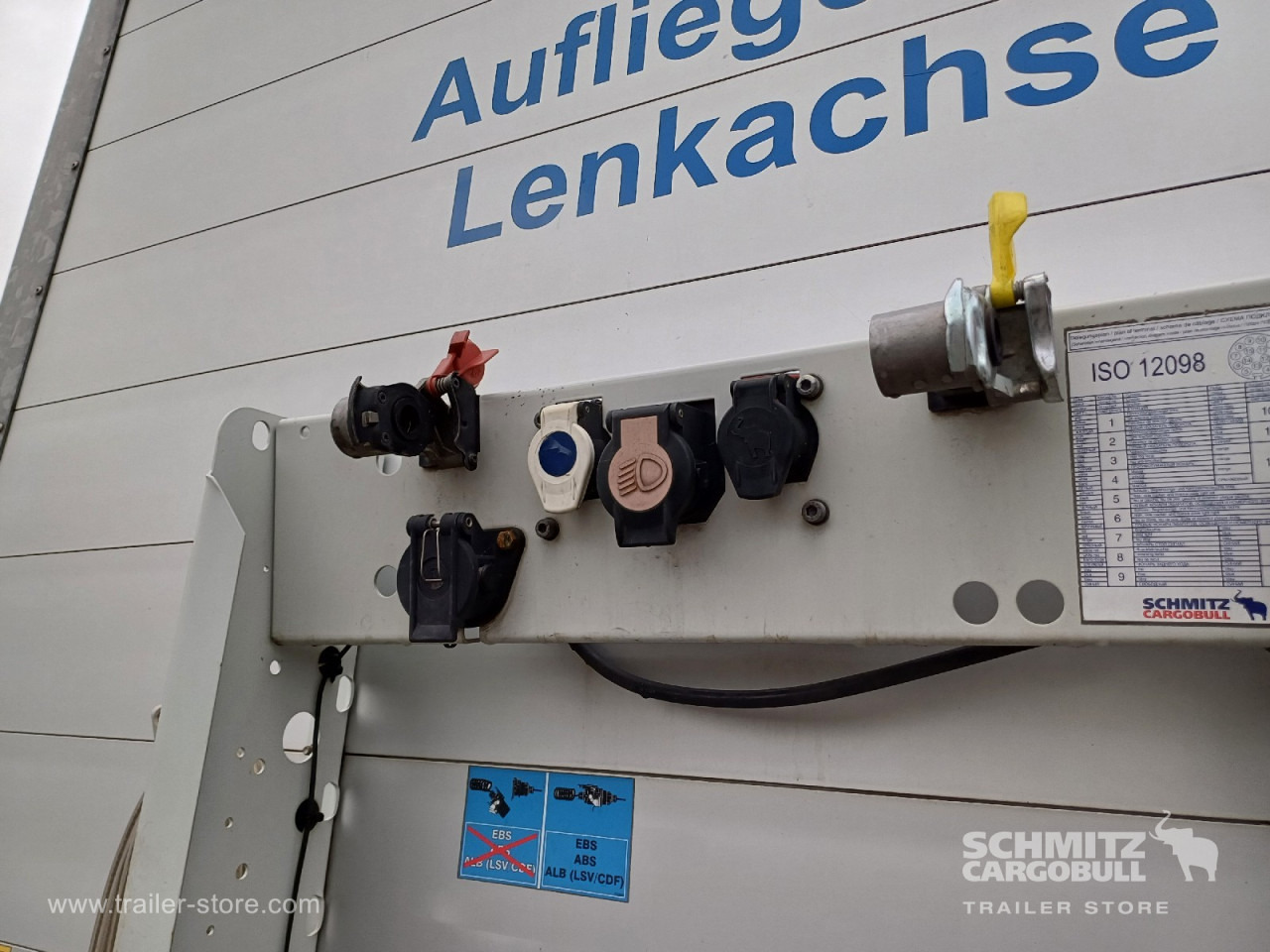 SCHMITZ Auflieger Curtainsider Standard Forklift holder - Semi-remorque rideaux coulissants: photos 2 SCHMITZ Auflieger Curtainsider Standard Forklift holder - Semi-remorque rideaux coulissants: photos 2