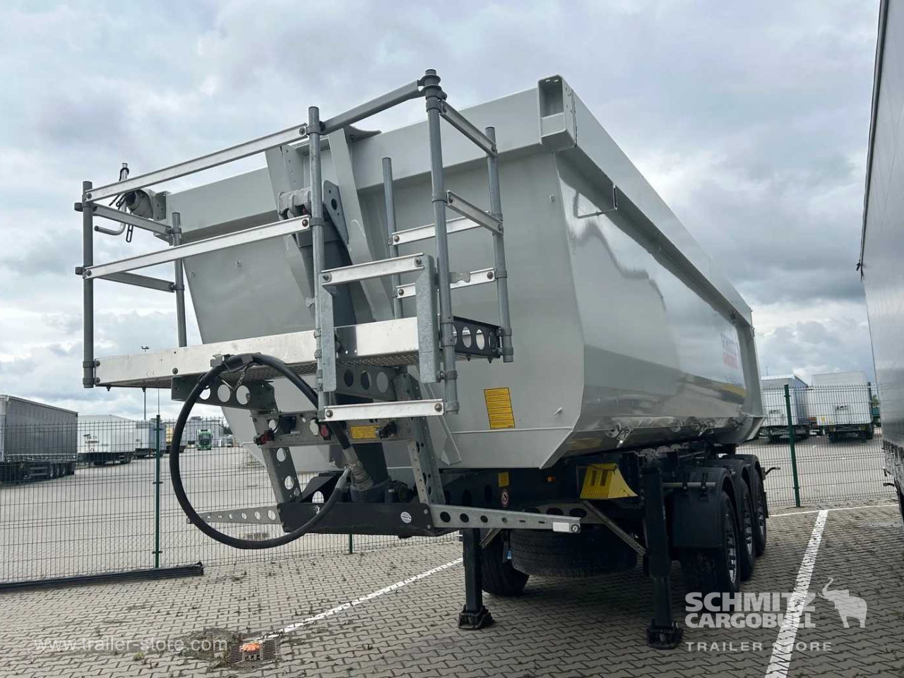 SCHMITZ Tipper steel-square sided body 28m³ - Semi-remorque benne: photos 1 SCHMITZ Tipper steel-square sided body 28m³ - Semi-remorque benne: photos 1