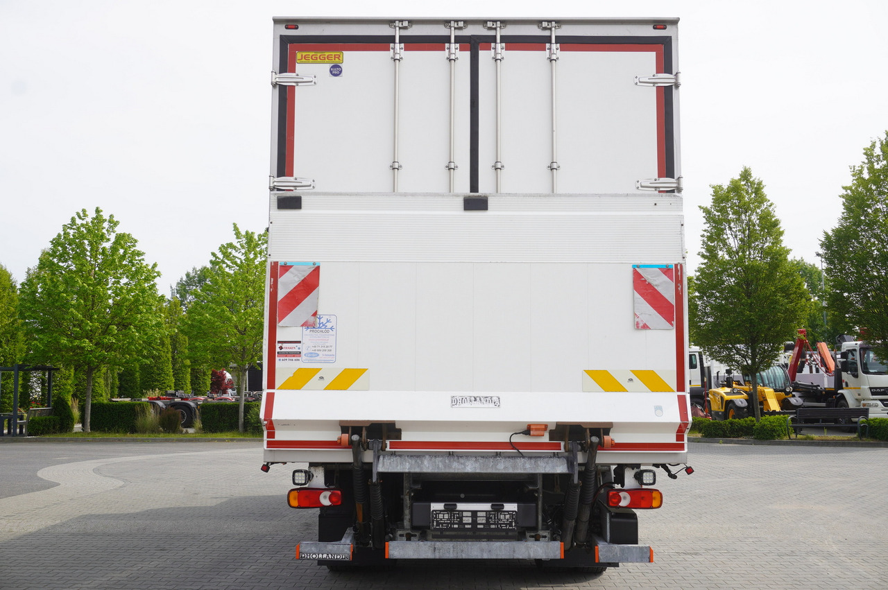 DAF LF 16.260 / Jegger Refrigerator / Carrier Supra 750 / DHOLLANDIA 1500 kg / Sleeper cab - Camion frigorifique: photos 4 DAF LF 16.260 / Jegger Refrigerator / Carrier Supra 750 / DHOLLANDIA 1500 kg / Sleeper cab - Camion frigorifique: photos 4