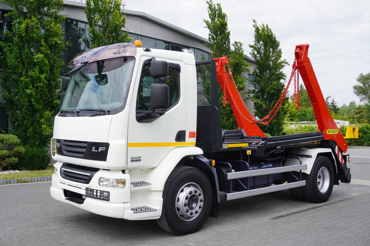 DAF LF 55.220 Skip loader GUIMA PALFINGER M14T - Camion multibenne: photos 1 DAF LF 55.220 Skip loader GUIMA PALFINGER M14T - Camion multibenne: photos 1